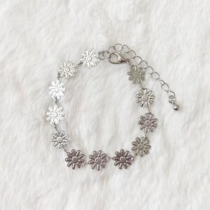 5/$25 🩷 Delicate Silver Daisy Chain Bracelet